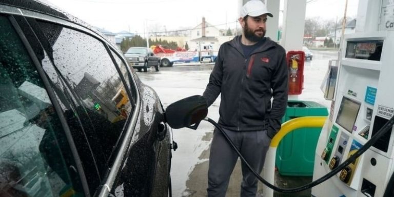GettyImages-1327708327 pumping gas