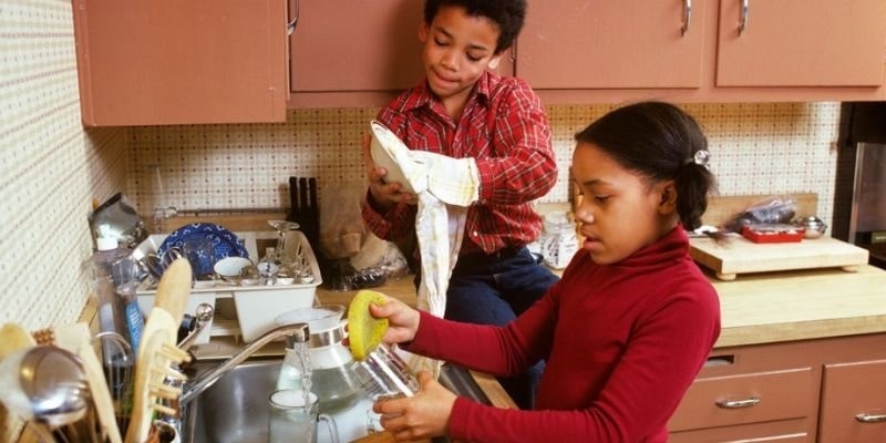 Scientists Say Household Chores Help Kids’ Brains