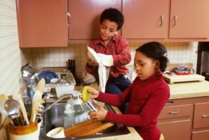 kid chores dishes