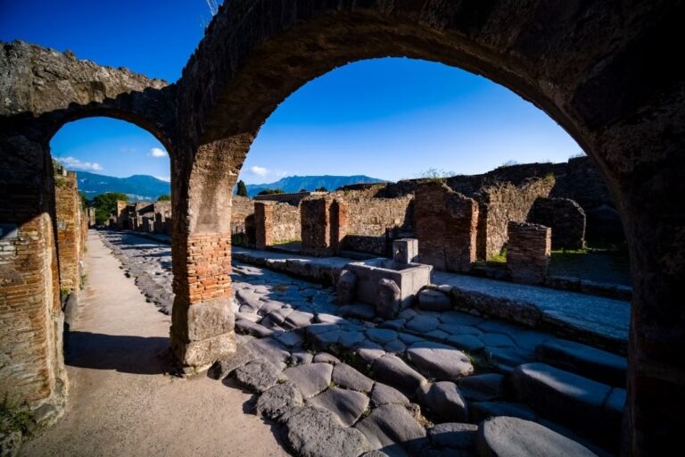 GettyImages-1908158910 Pompei - Mount Vesuvius