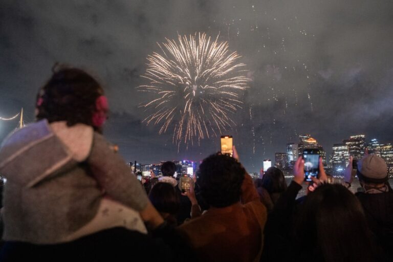 GettyImages-2192199043 fireworks