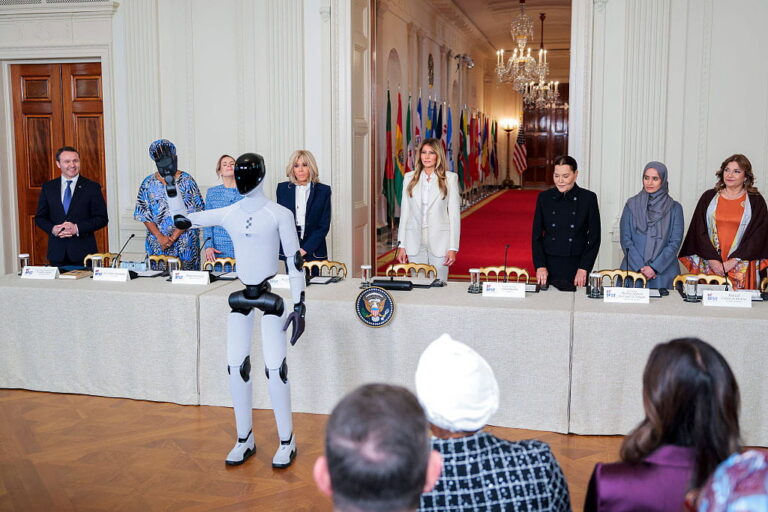 GettyImages-2268337993 robot